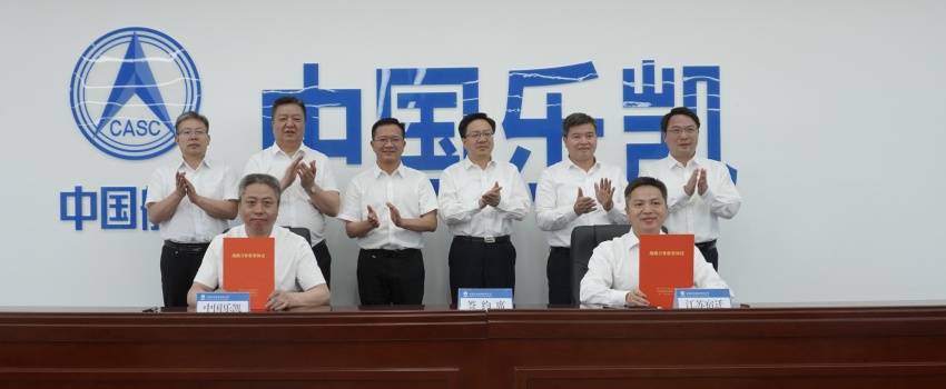 中國樂(lè )凱與宿遷市簽訂合作協(xié)議 侯景濱、李東會(huì )見(jiàn)宿遷市委書(shū)記陳忠偉并共同見(jiàn)證簽約