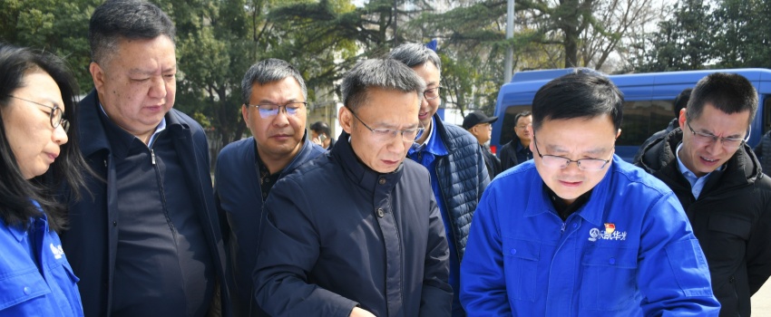 集團公司黨組成員、總會(huì )計師陳林到樂(lè )凱華光調研